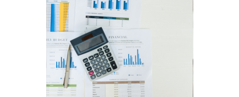 Trader auditing forex rebates on a computer screen